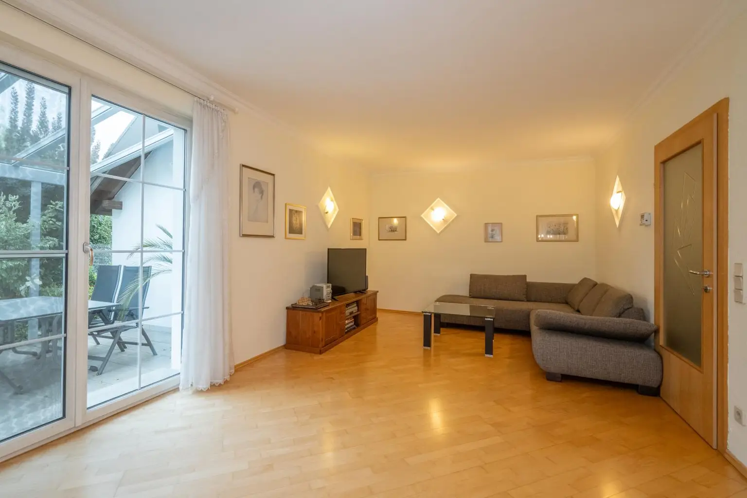 Wohnbereich mit Ausgang zur Terrasse (EG)