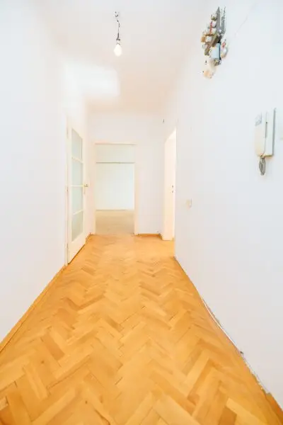 GEIDORF I ZENTRAL & DOCH IDYLLISCH I GRÜNBLICK I ANGENEHME WOHNATMOSPHÄRE I BAD MIT WANNE UND FENSTER I CHARAKTERVOLLER PARKETT I PROJEKT WOHNEN