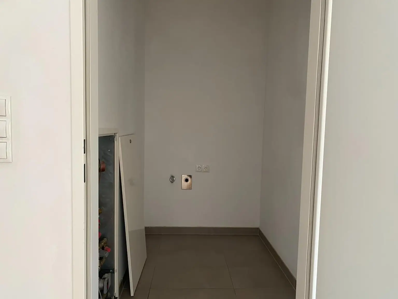 Abstellraum mit Waschmaschinenanschluss