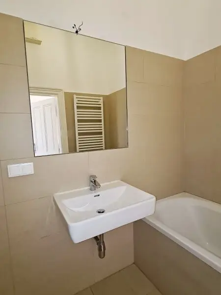 ROCHUSMARKT-NÄHE, sonnige 103 m2 Altbau, 3 Zimmer, WG-geeignet, Küche, Wannenbad, Parketten, Geusaugasse