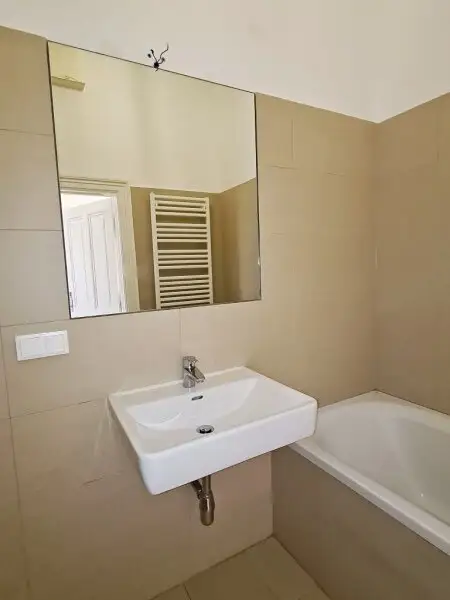 ROCHUSMARKT-NÄHE, sonnige 103 m2 Altbau, 3 Zimmer, WG-geeignet, Küche, Wannenbad, Parketten, Geusaugasse