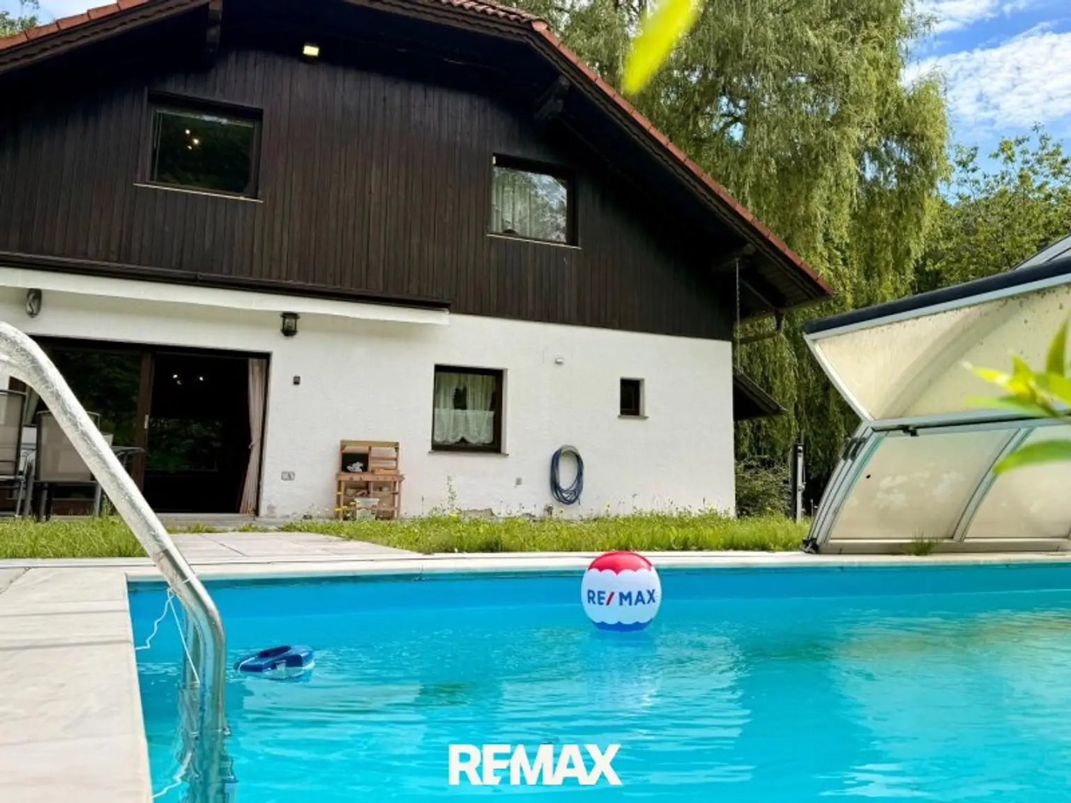 1 Haus mit Pool