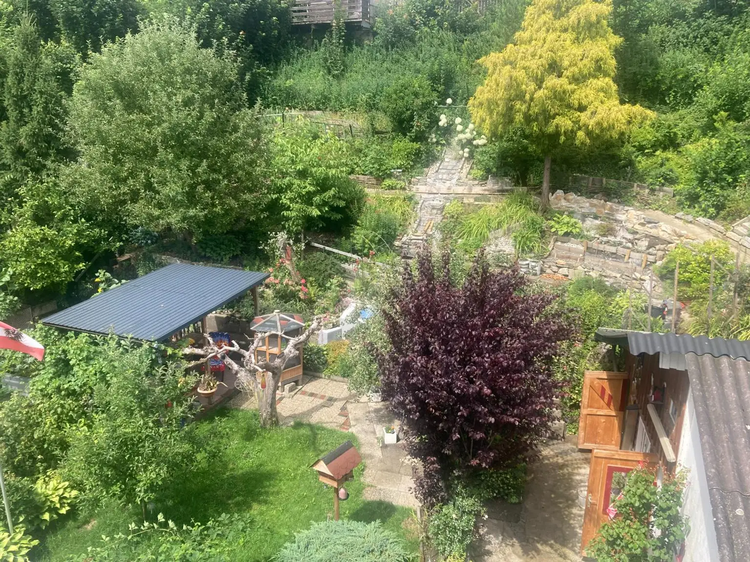 Zinshaus mit 3 Wohnungen, Garagen und Nebengebäude
