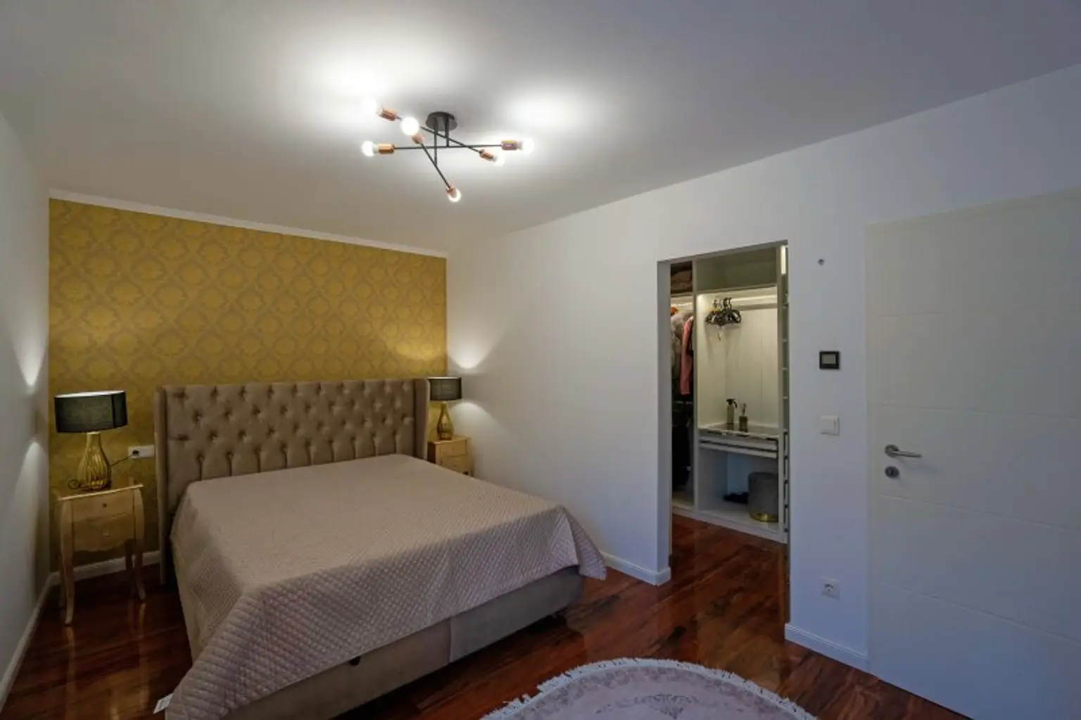 Zimmer 2 mit Schrankraum