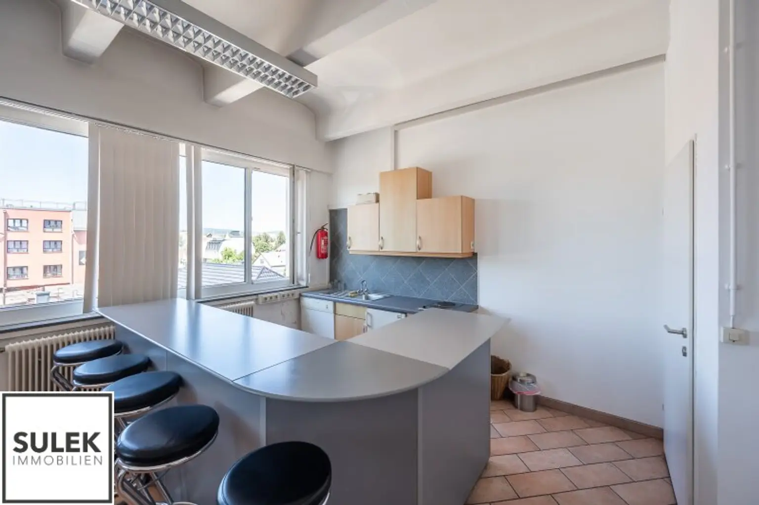 Grundstück mit vier Baukörpern - Büro-, Geschäfts- und Gewerbegebäude inkl. Parkplätzen in Vösendorf