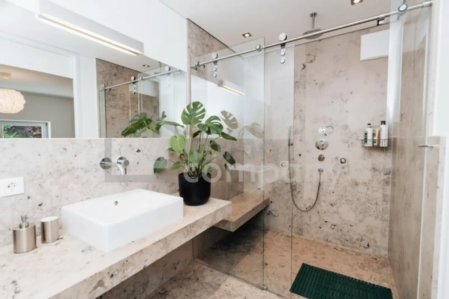 Badezimmer mit Dusche - haptischer Edelmarmor