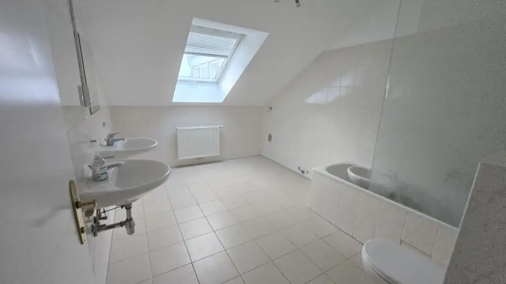 Schöne 4 Zimmer Wohnung mit große Terrasse. Nähe Westbahnhof U3/U6