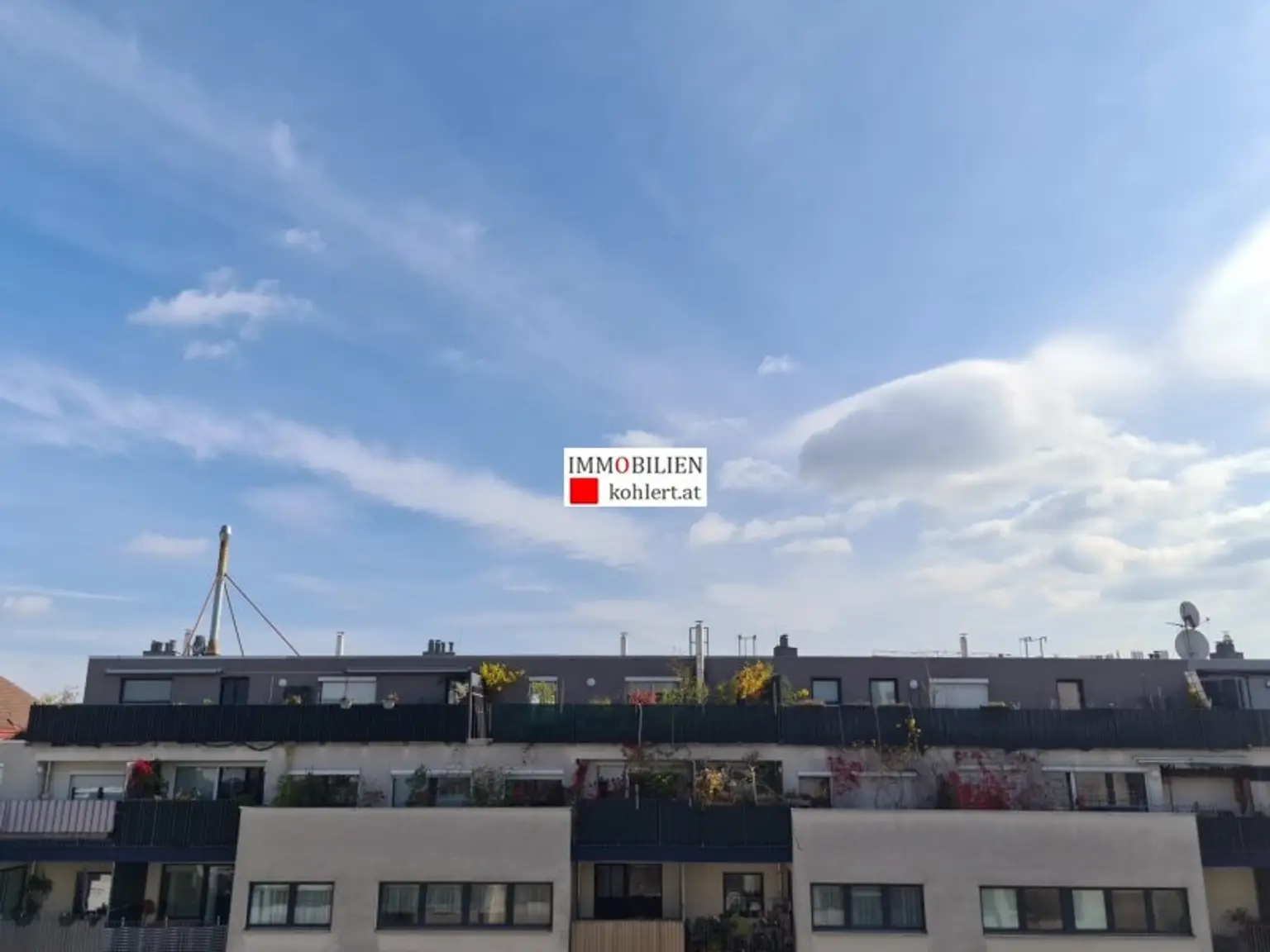 ****GELEGENHEIT, SONNIGE EIGENTUMSWOHNUNG MIT LOGGIA, ALLE NEBENRÄUME, HOHER LIFTSTOCK