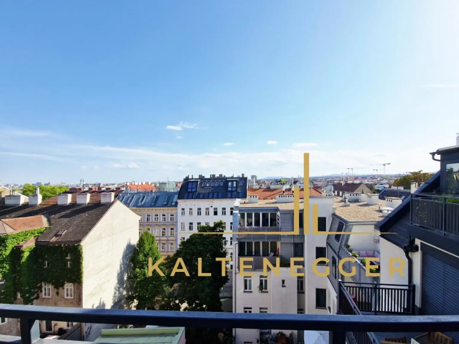 Weitblick von der Terrasse aus über die Dächer Wiens