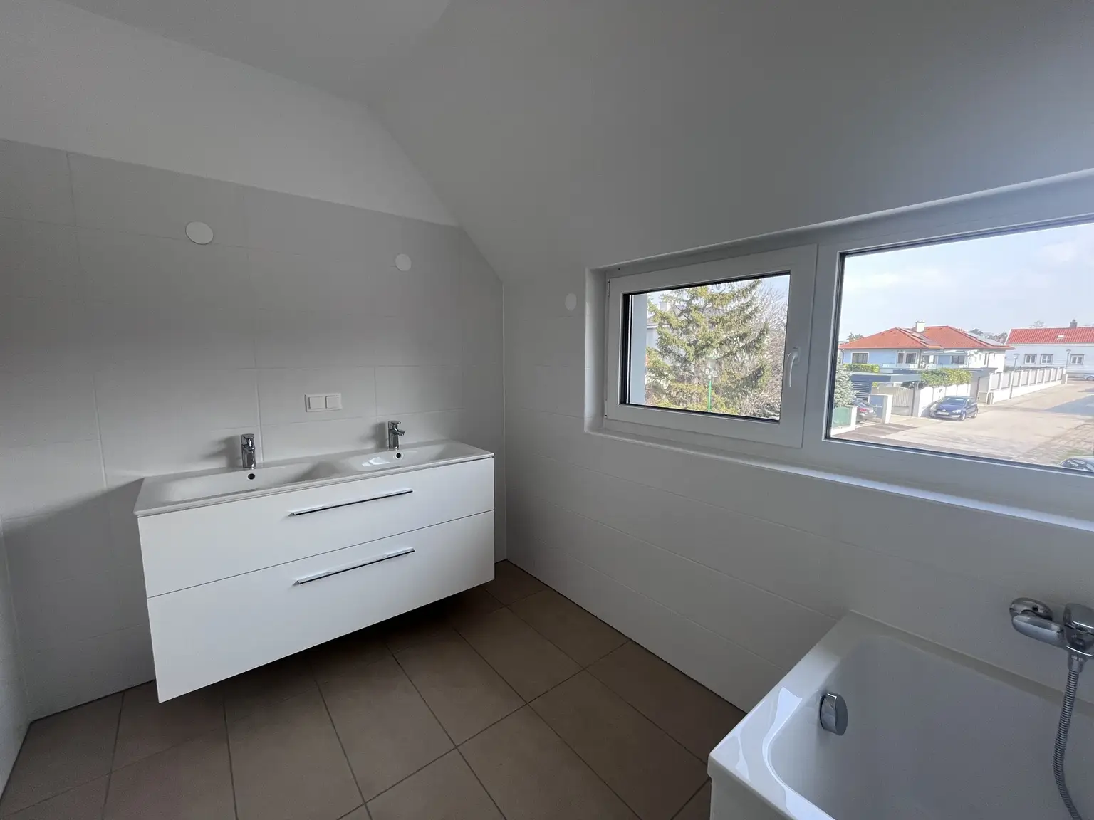 Erstbezug !!! Traumhafte Doppelhaushälfte -  mit 5 Zimmern, Garten, Wohnkeller und Stellplätzen!