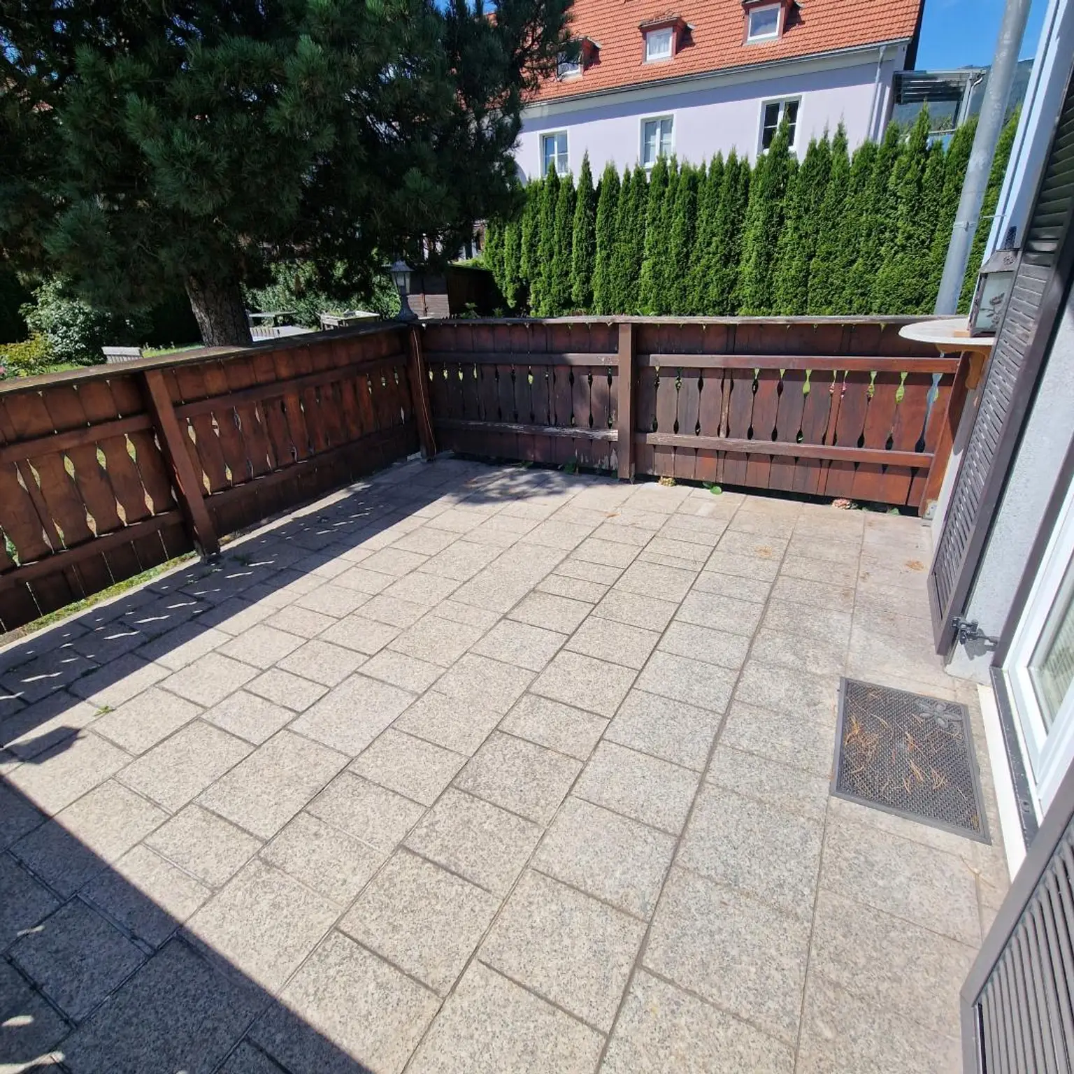 Gut aufgeteilte 3-Zimmer-Wohnung mit Terrasse und eigener Grünfläche