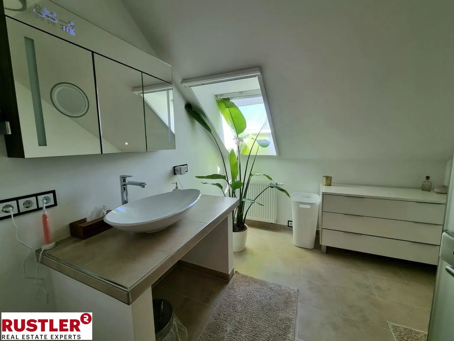 Großzügiges Einfamilienhaus mit separater Wohneinheit  & Pool