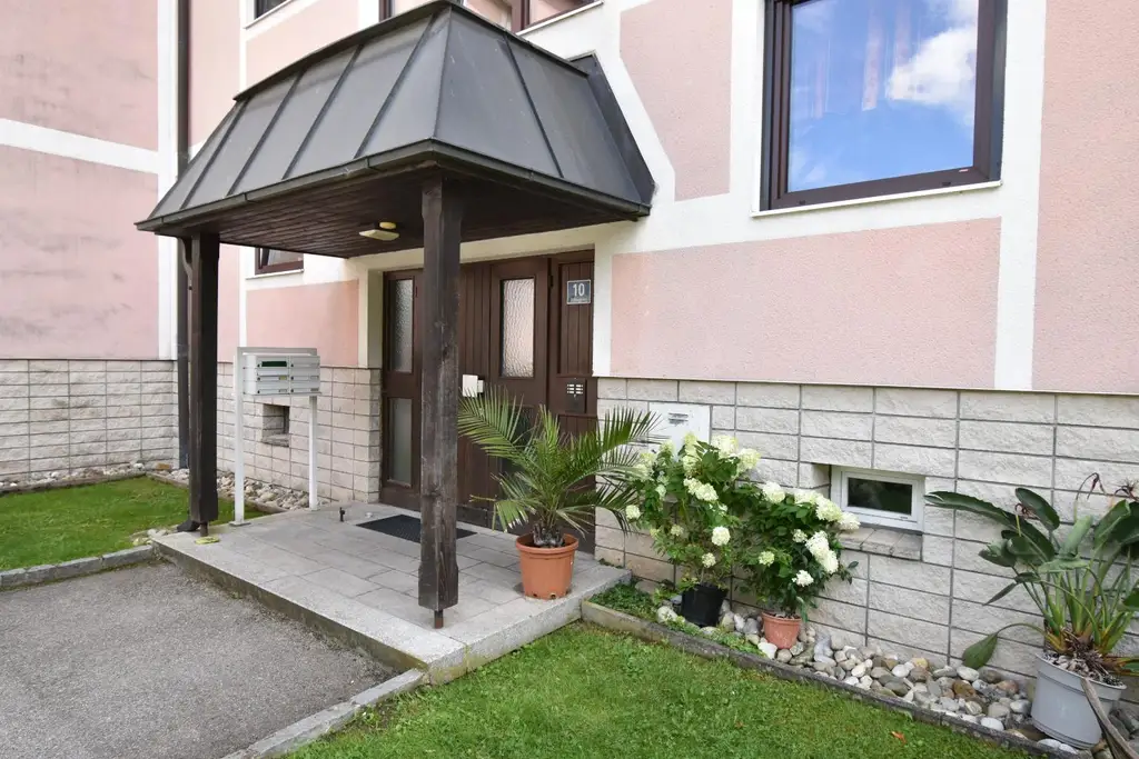 „Zentrumsnahe 3 Zimmer-Wohnung“ Mit Loggia und Carport! In begehrter, ruhiger Lage! Ca. 81 m²