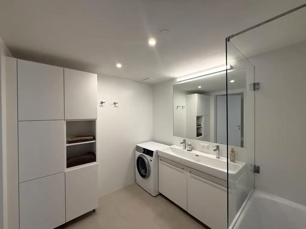 Exklusiv und komplett möblierte 3-Zimmer-Terrassenwohnung für gehob. Ansprüche // Excl. and fully furnished 3-room terr. apt for discerning tastes //