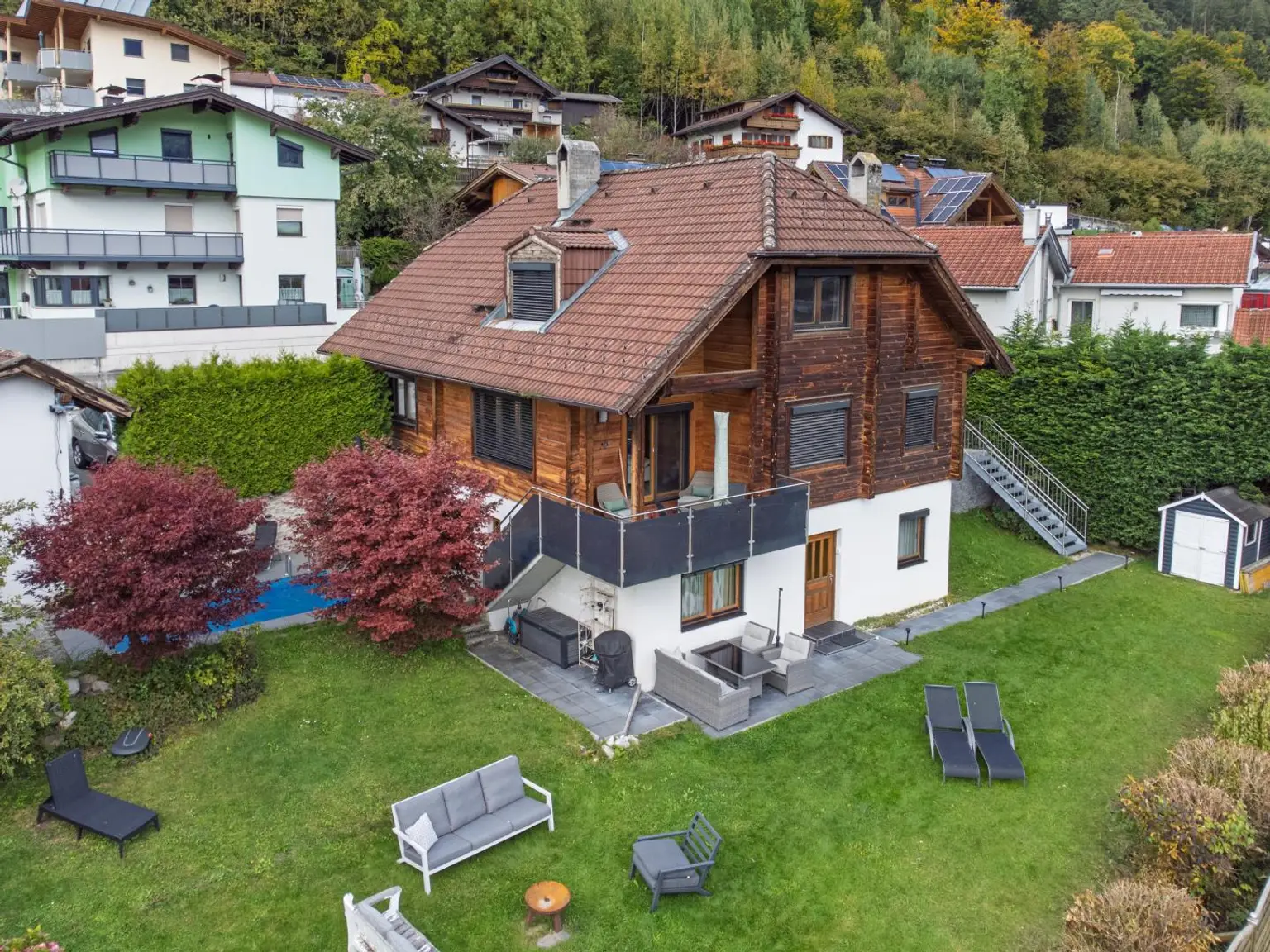 Gesamtansicht Haus mit Garten