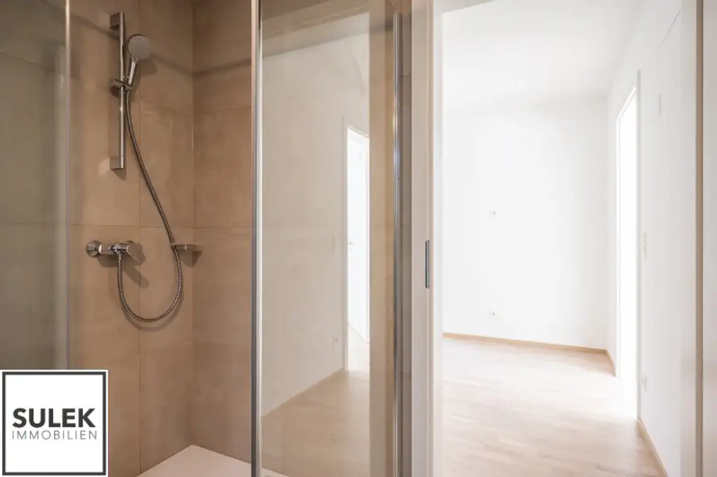 Exklusiv Wohnen in Grünruhelage: großzügige 2 Zimmer Erstbezugswohnung mit südseitiger 30m2 Terrasse – jetzt vormerken & 9/25 einziehen!