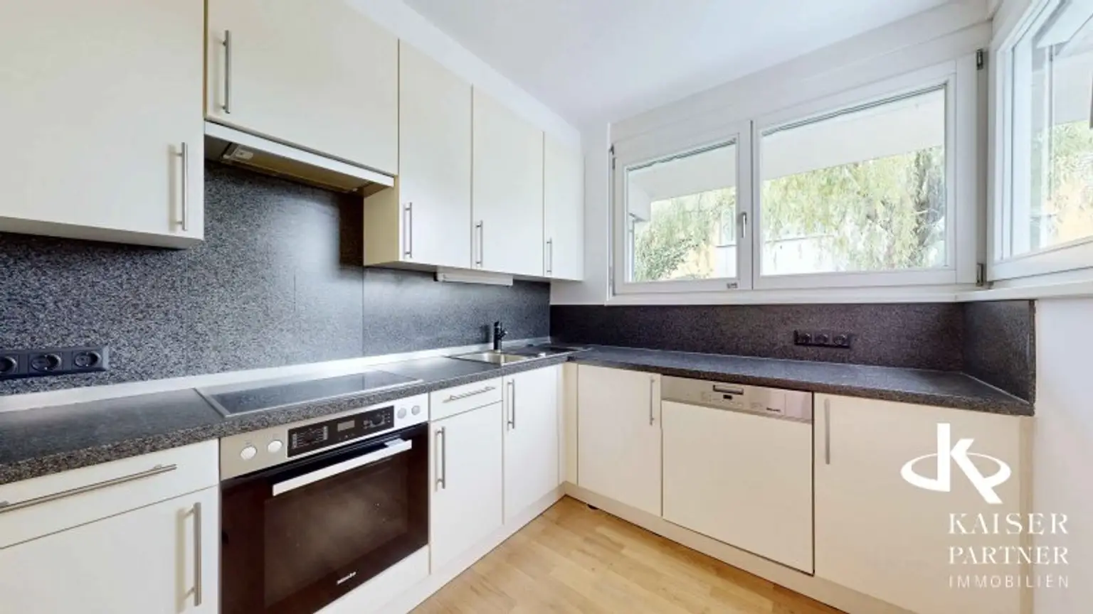 Kaasgraben, moderne 4-Zimmer-Wohnung mit 2 Balkonen, perfekte Raumaufteilung!