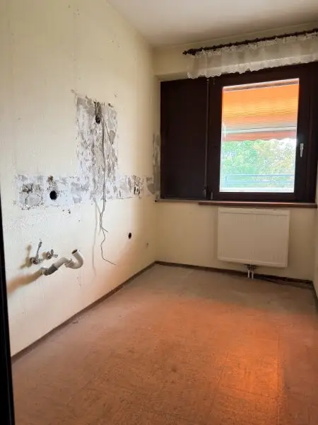 Küche - Wand zum Wohnzimmer kann entfernt werden