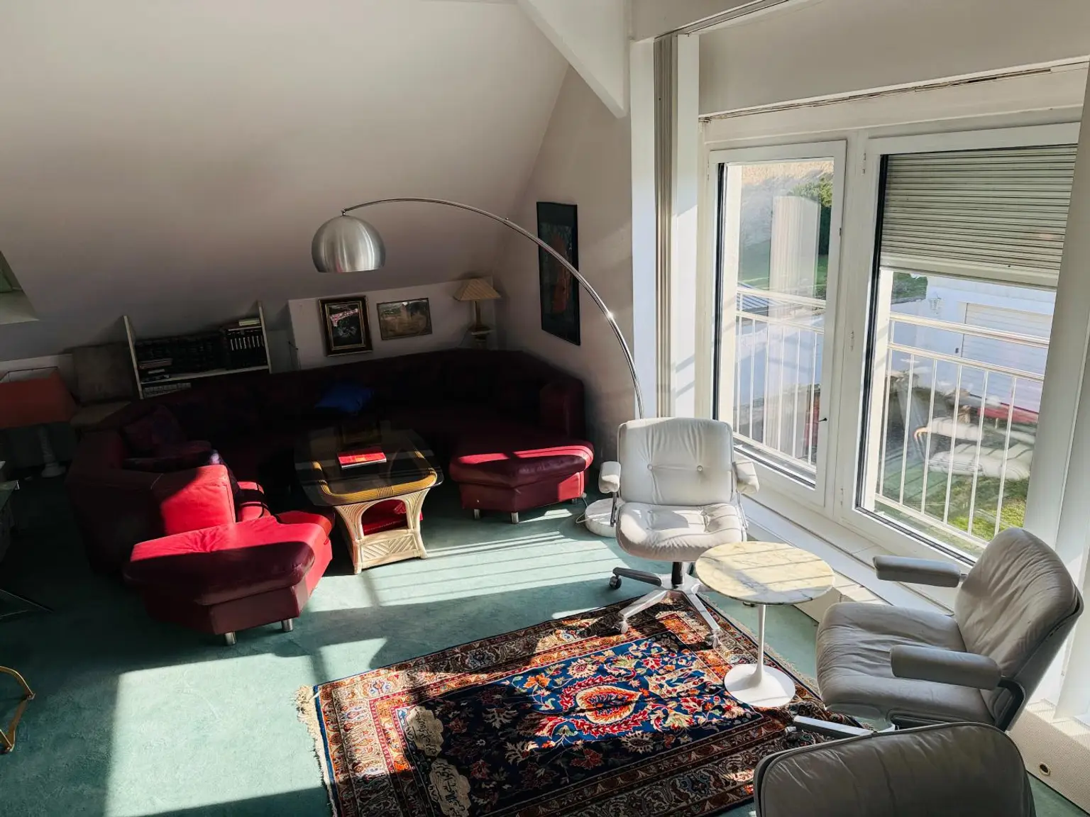 OG offener Wohnraum mit Blick in den Garten