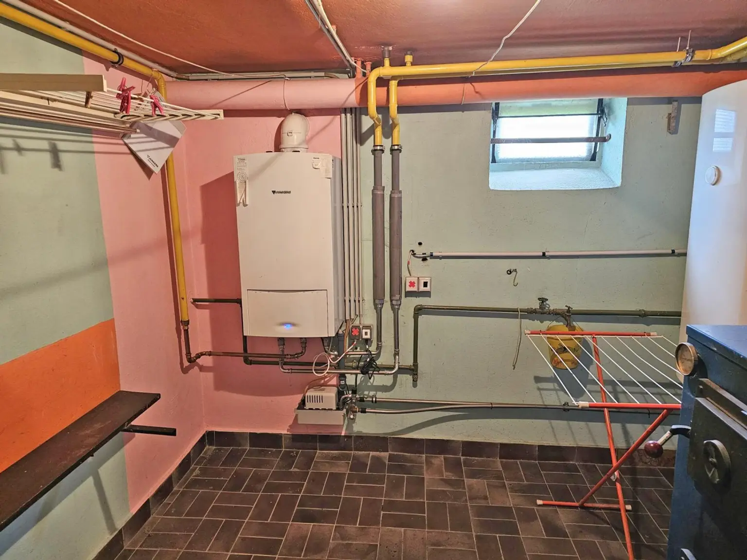 Einfamilienhaus mit Garage und Terrasse.