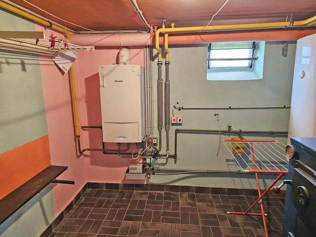 Einfamilienhaus mit Garage und Terrasse.