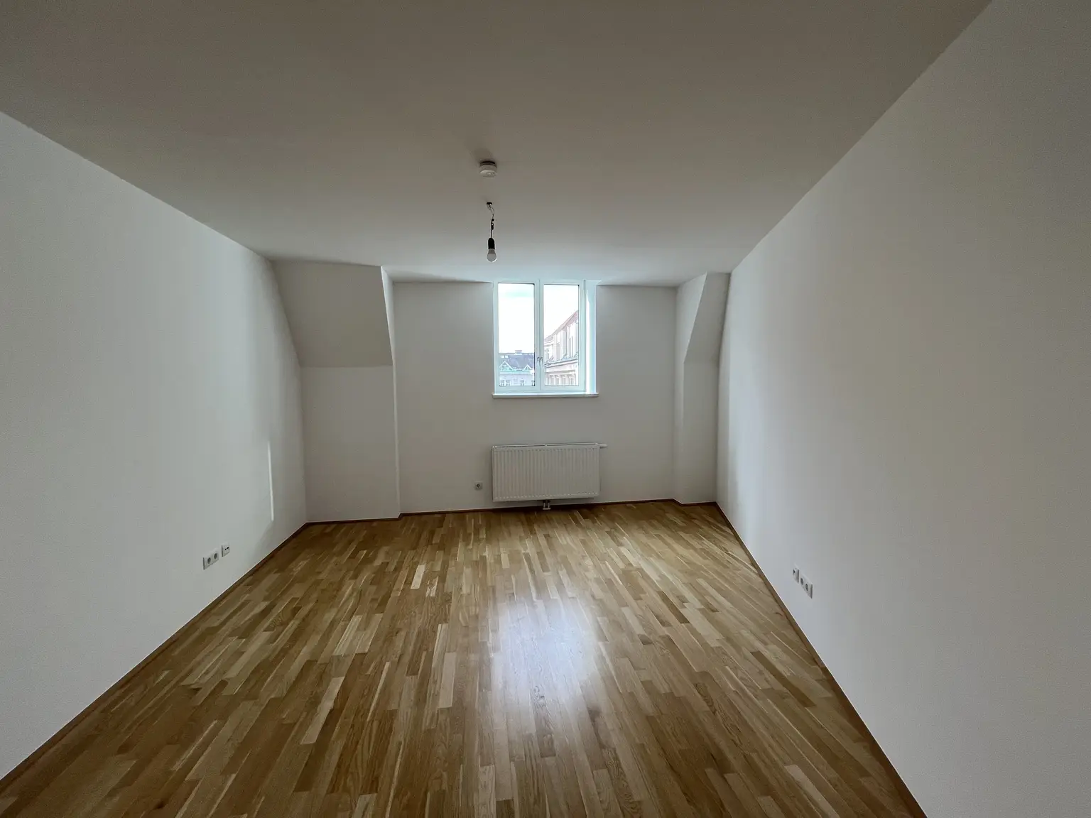 Top-Lage beim Stephansplatz: Moderne, klimatisierte Dachgeschoßwohnung im stilvollen Haus