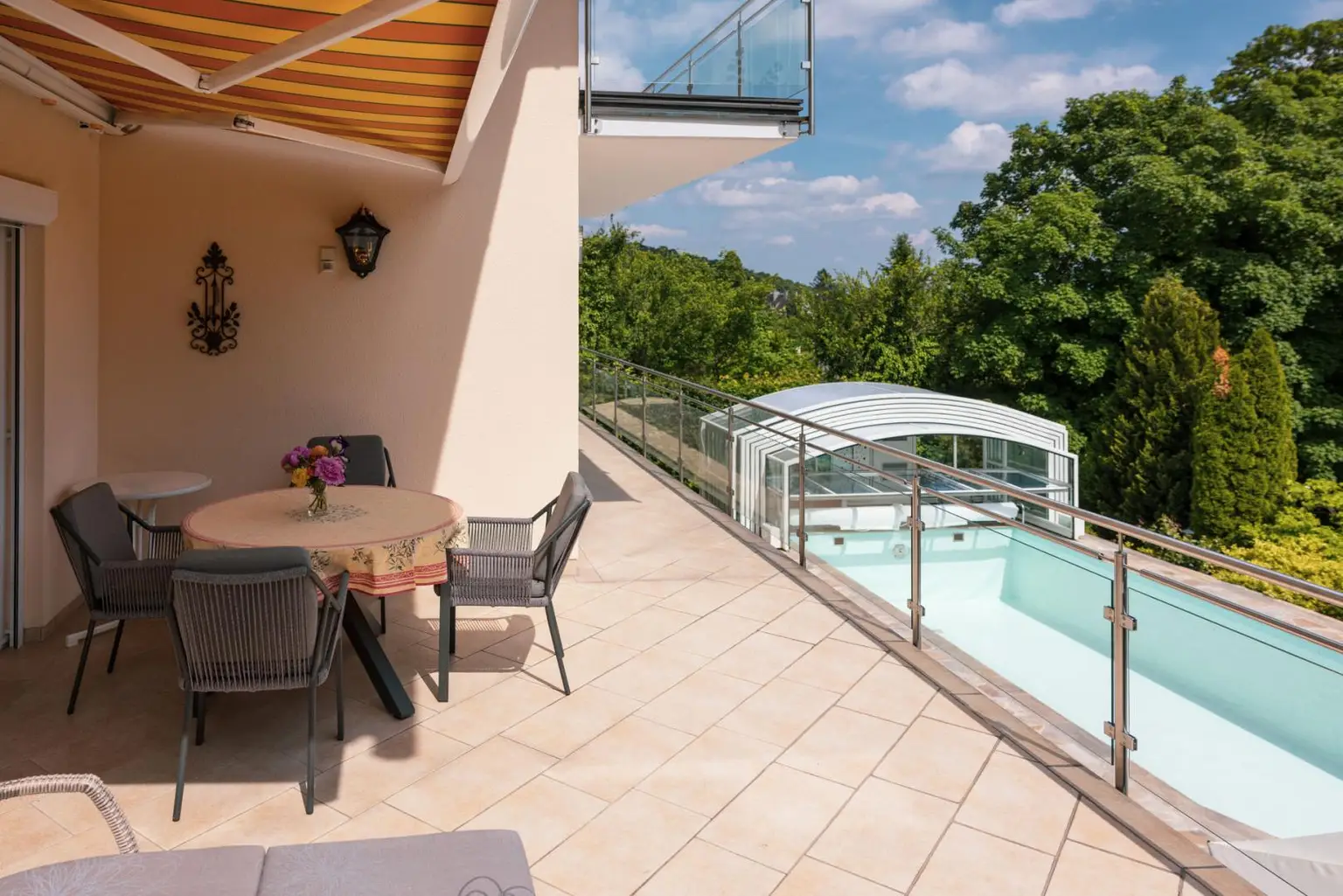 Luxuriöse Villa mit Panoramablick, Swimmingpool und großem Garten in Baden bei Wien