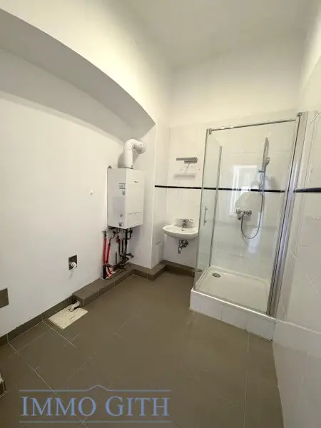 EXKLUSIVE ALTBAUWOHNUNG MIT 2 BALKONEN UND TRAUMBLICK ÜBER WIEN – 258 m² IN BESTLAGE DES 4. BEZIRKS UNBEFRISTET ZU MIETEN!