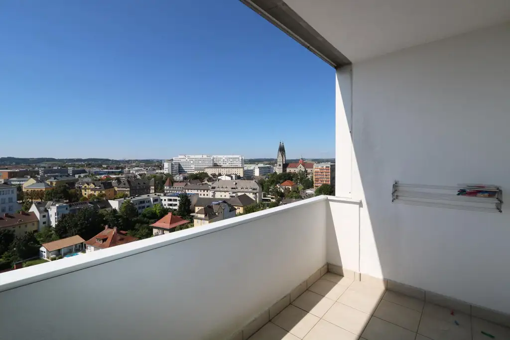 Perfekt geschnittene Dachgeschoss-Wohnung in attraktiver Lage nahe dem Krankenhaus und Bahnhof