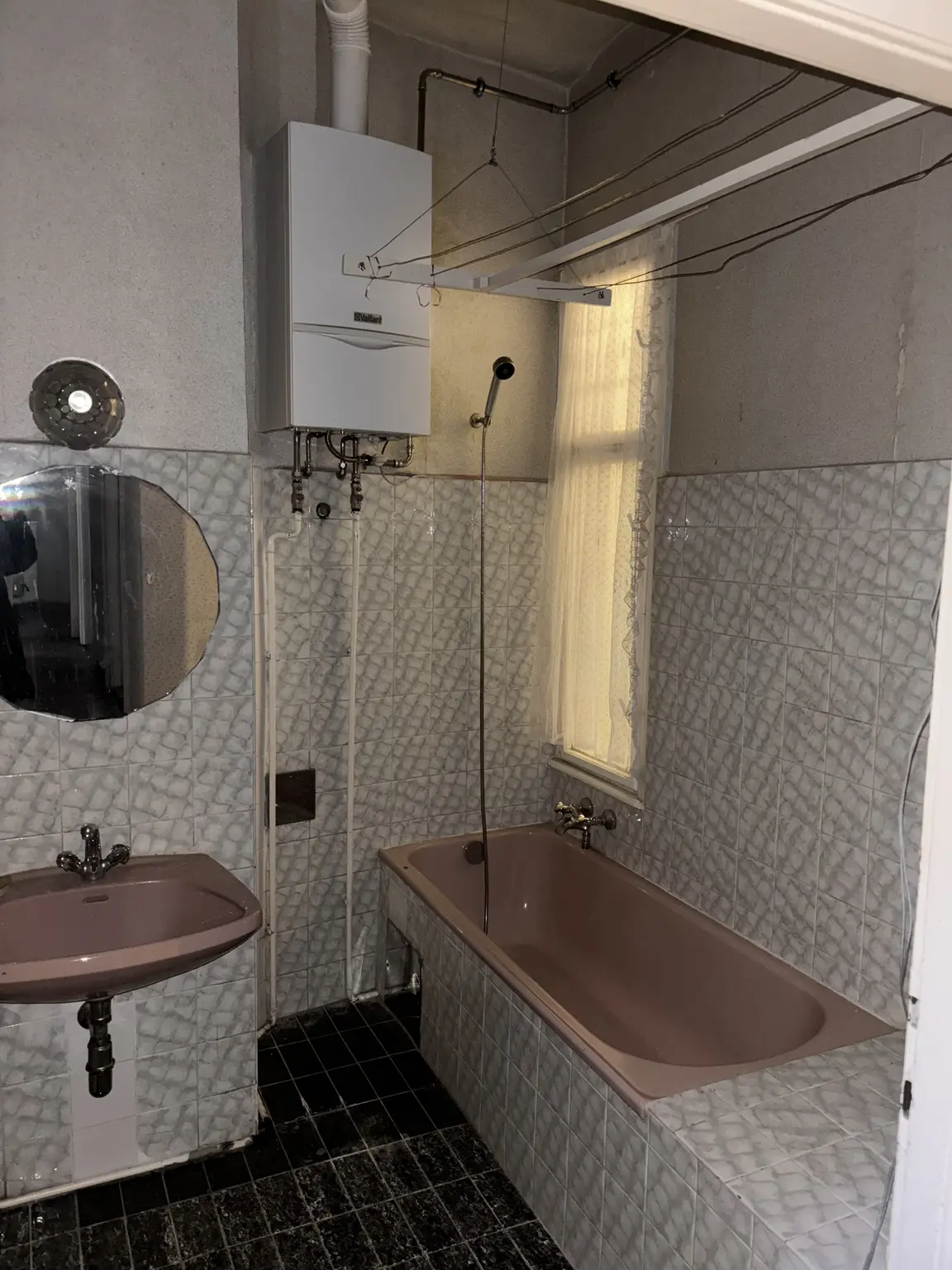 Sanierungsbedürftige 82m² Altbauwohnung mit mini Balkon in Hofruhelage!