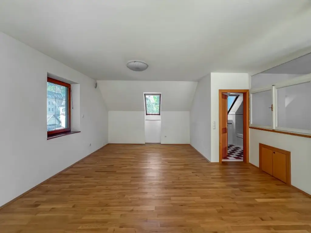 Familiengeeignetes Eckreihenhaus bei der Amerikanischen Schule:  5 Zimmer, und ein Gäste-Studio mit Bad,  Garten, Balkon, Garage, viel Platz und Ruhe!