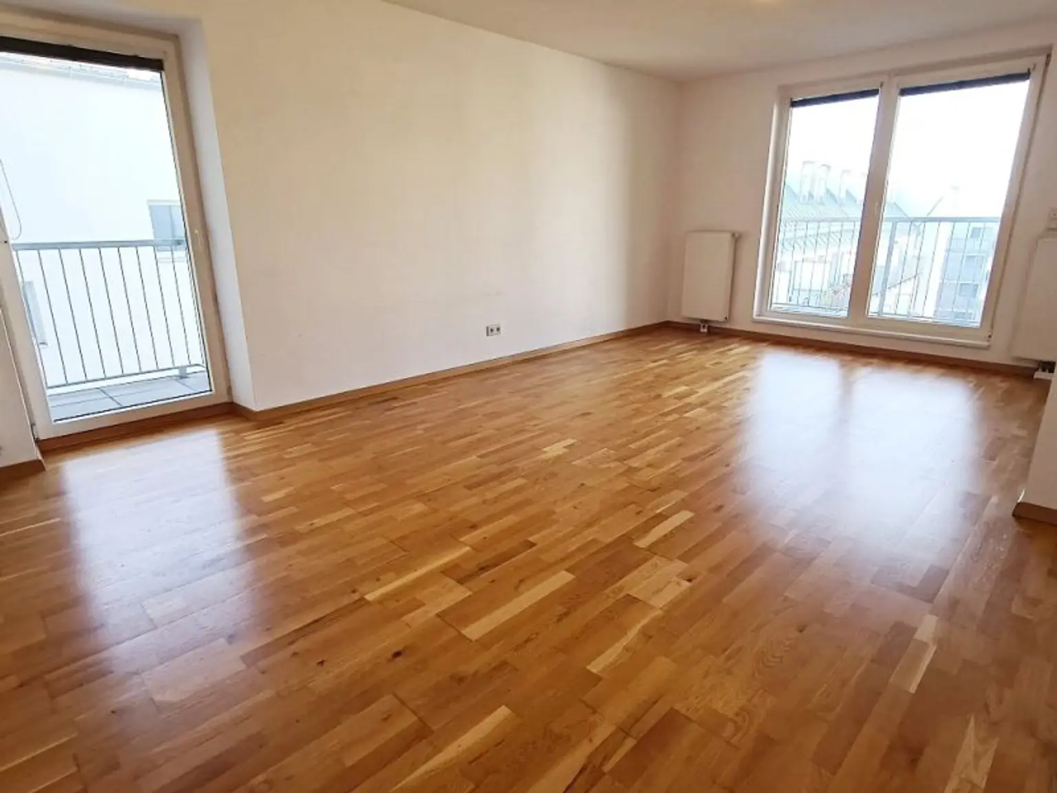 DACHGESCHOSS, gepflegte 103 m2 Neubau mit Loggia und Balkon, Wohnküche, 3 Zimmer, Wannenbad, Parketten, Holbeingasse