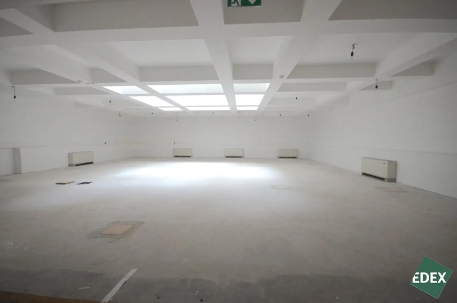 Zentrale Geschäftsfläche! Straßenseitiger Zugang und Schaufenster!