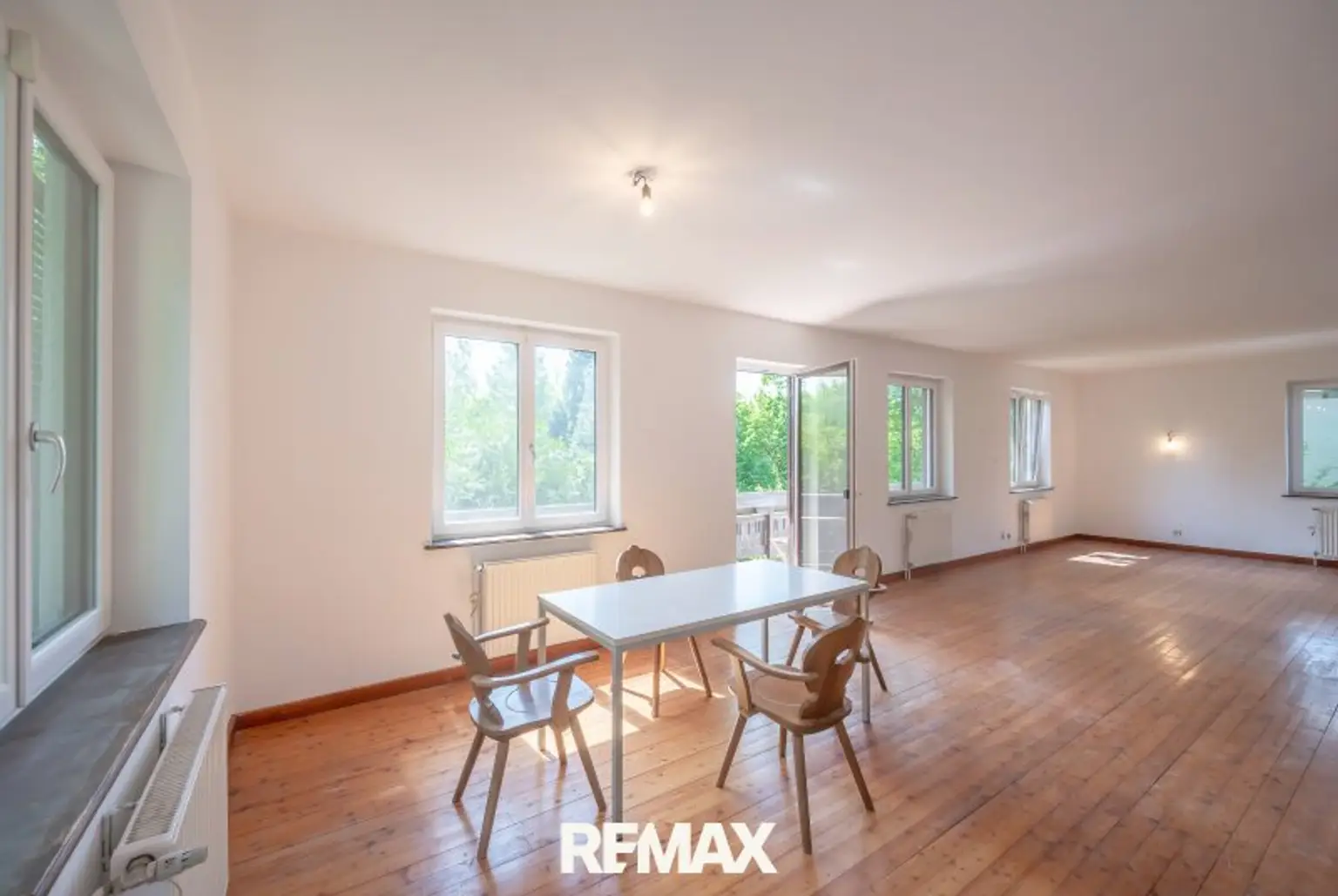 Wohn-Esszimmer mit Ausgang auf den Balkon