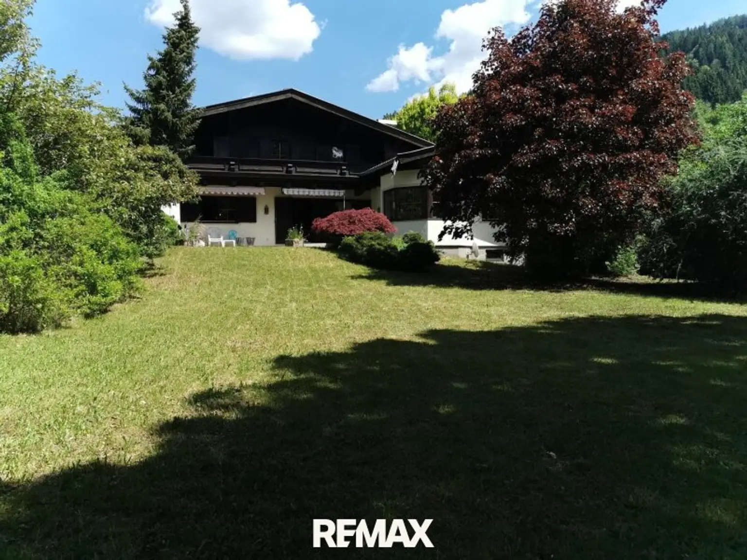 Wunderschöner großer Garten