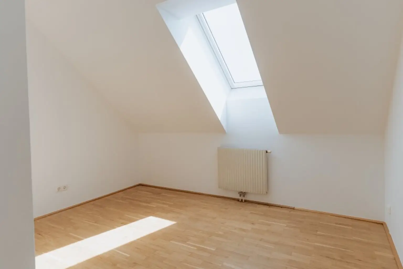 Traumhafte 3- Zimmer Dachgeschoßwohnung über zwei Etagen mit Terrasse