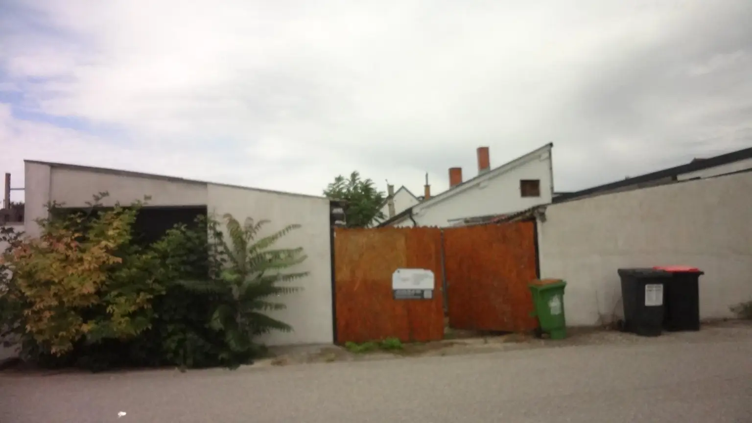 Einfamilienhaus mit Nebengebäude