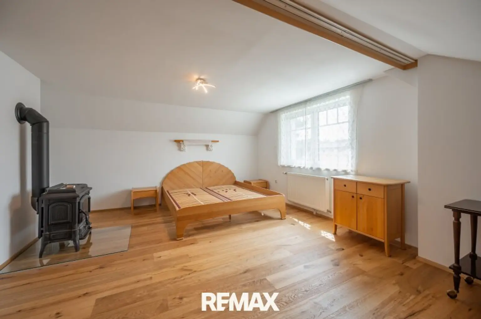 Schlafzimmer mit Holzofen
