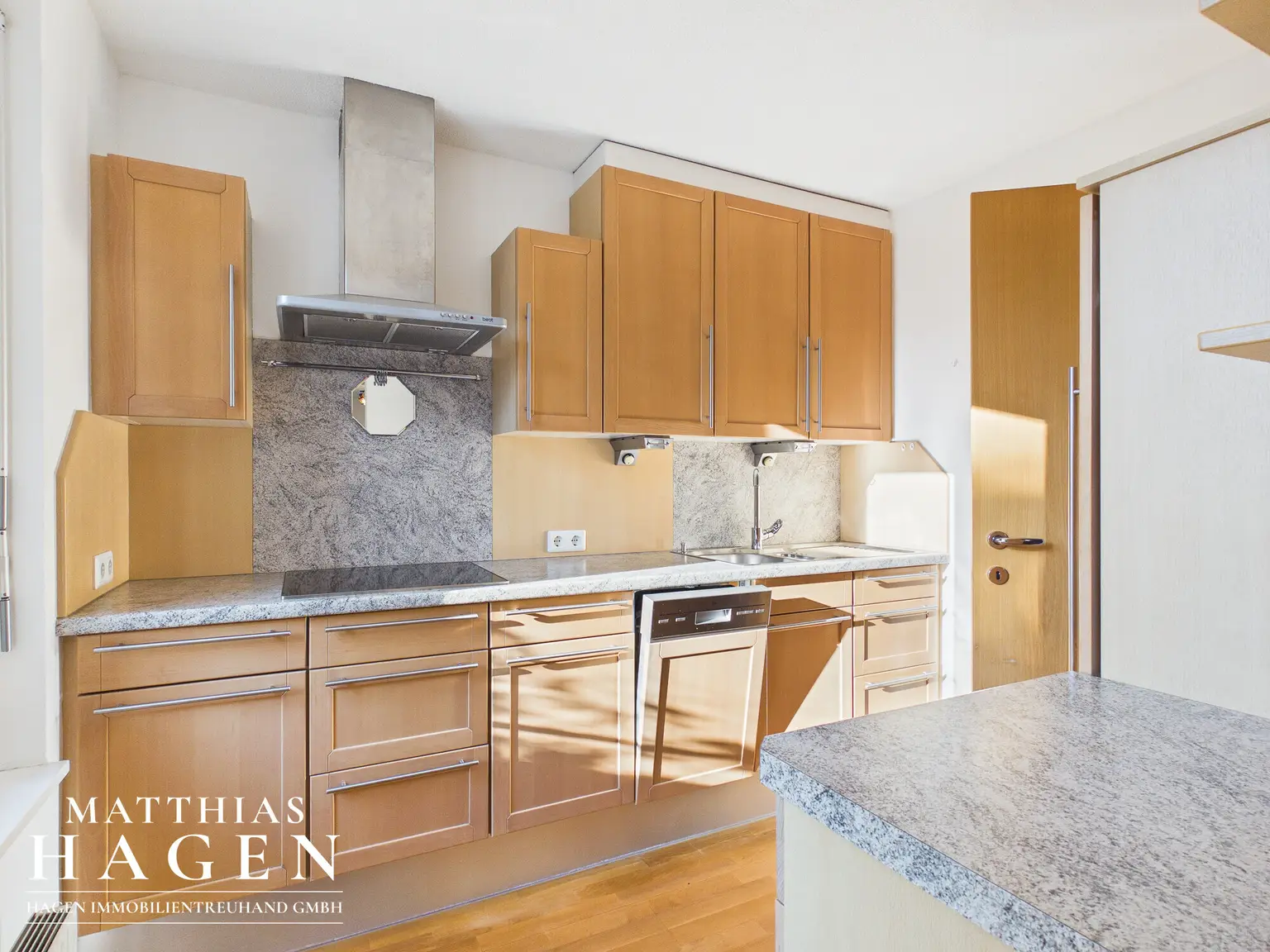 Küche mit Abstellraum