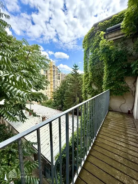 Helle Wohnung mit Balkon auf ganzer Etage zzgl. Rohdachboden, Nähe Einsiedlerpark
