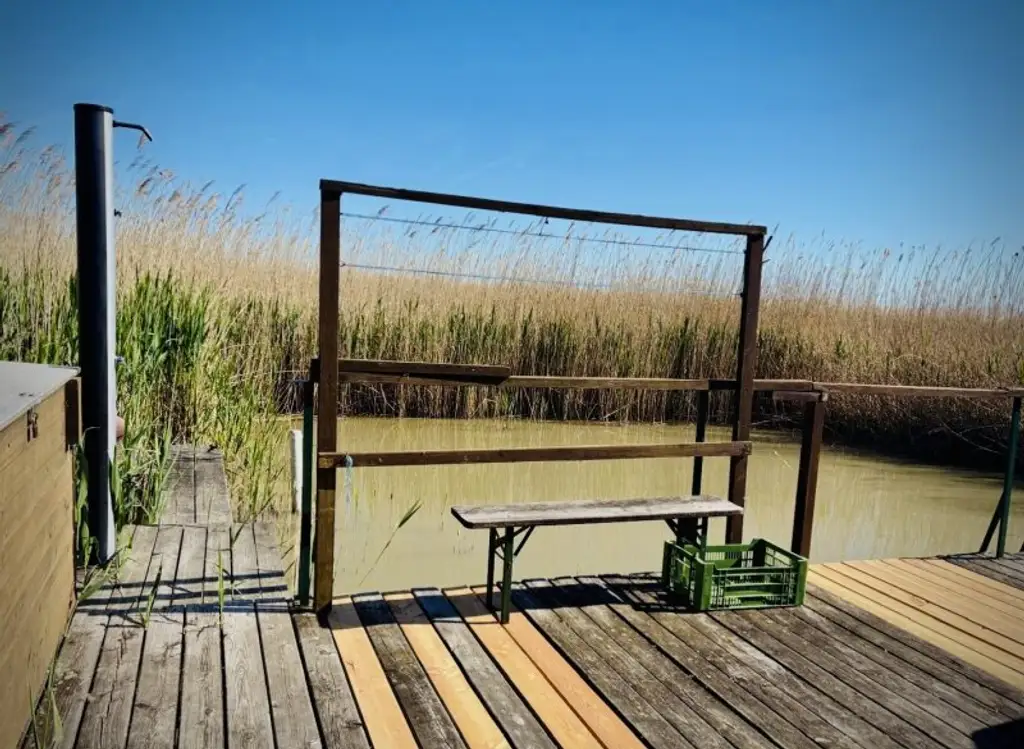 PRIVATSPHÄRE und FLIESSWASSER - FLACHDACHHÜTTE IN DER RUSTER BUCHT AUF PACHTGRUND ZU KAUFEN