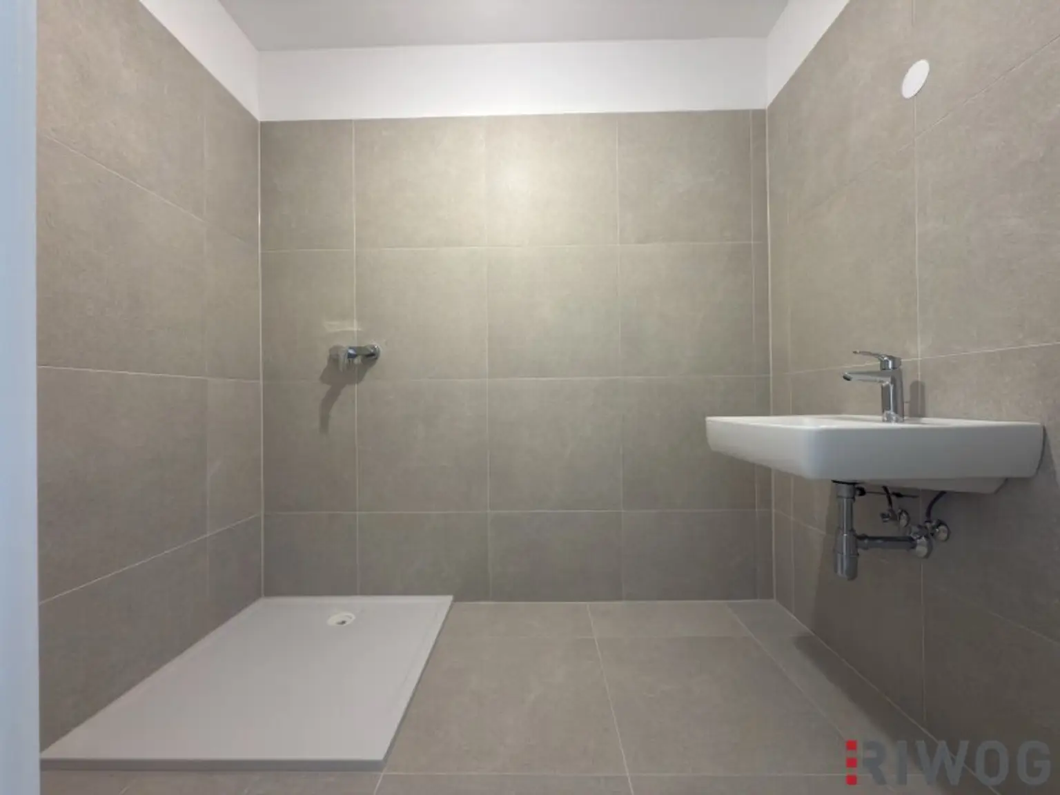 HERBSTAKTION - NEUE PREISE | barrierefreie 2-Zimmer Altbauwohnung mit hochwertiger Verglasung und Zentralheizung | Fernwärme