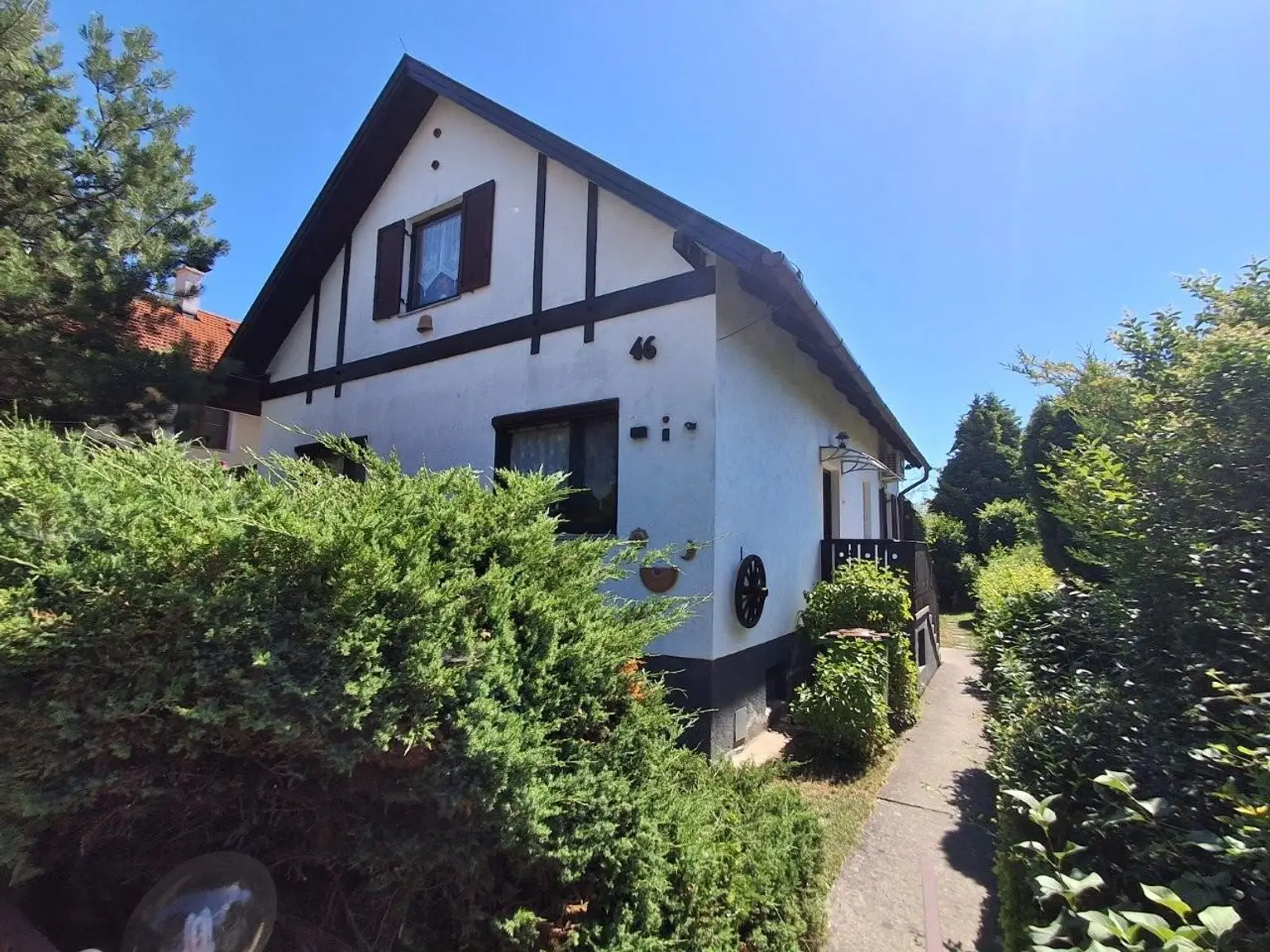 5 Haus Vorgarten  1220