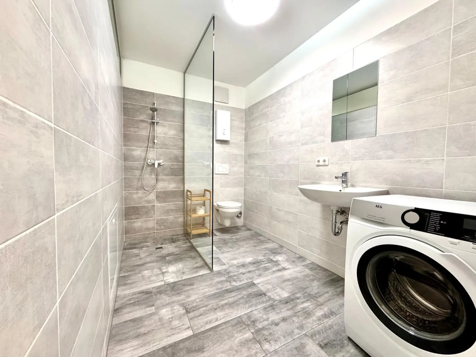 Badezimmer mit Waschmaschine