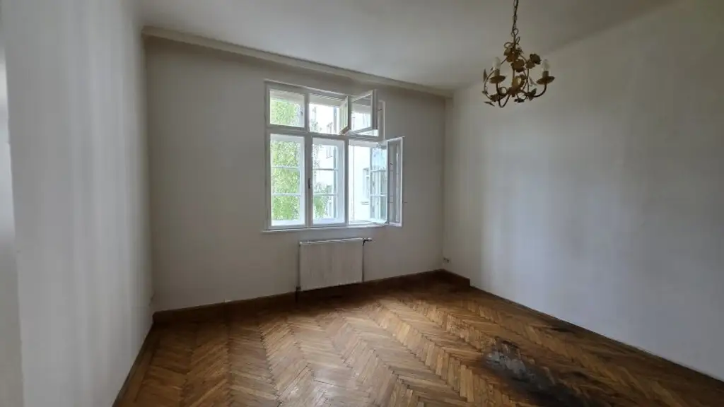 2-Zimmer-Wohnung in brauchbarem Zustand (Sanierungsbedarf!) - Balkon+Hofausrichtung - 3.Stock OHNE Lift