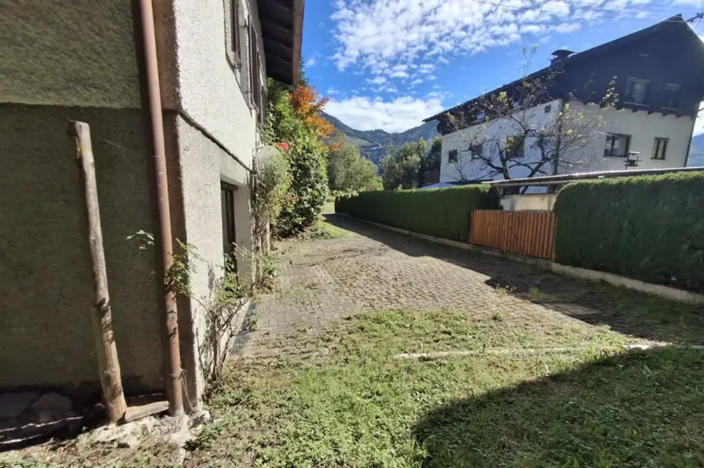 Großzügiges Grundstück mit Altbestand für Ihre individuellen Gestaltungsideen