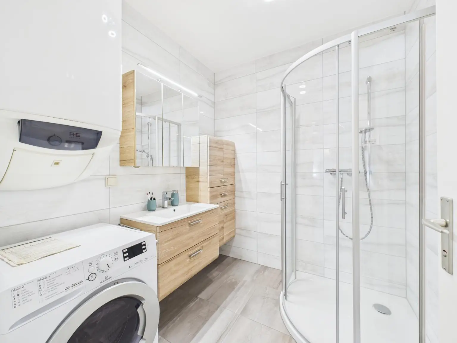 Gemütliche Eigentumswohnung mit Balkon im 1. Liftstock – Möbliert & bezugsfertig!