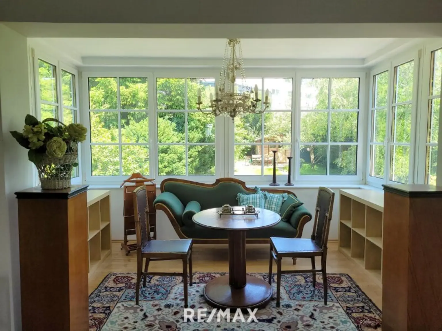 Elegante Villa im Landhausstil mit Riesengarage