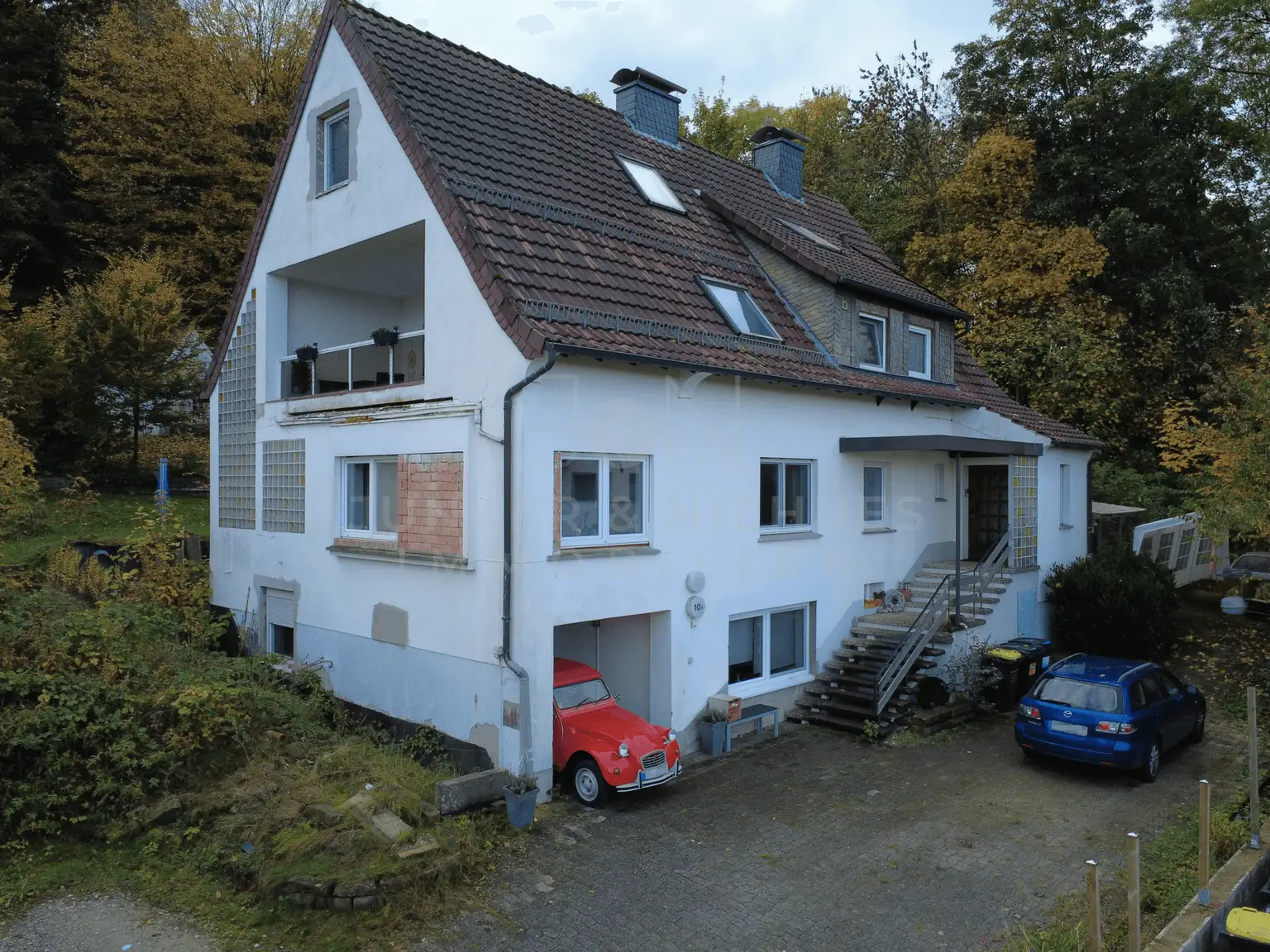 Außenansicht mit Einfahrt