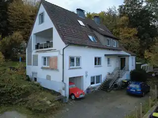 Außenansicht mit Einfahrt